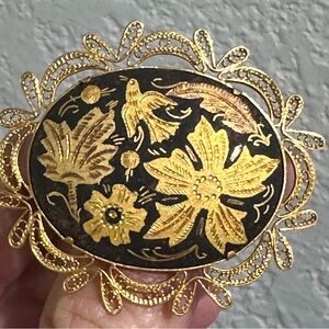 vintage brooch bird with flowers black and gold filigree vintage Bridge.